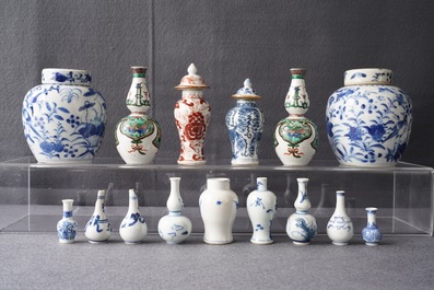 Een collectie diverse Chinese miniatuur vaasjes, Kangxi en later