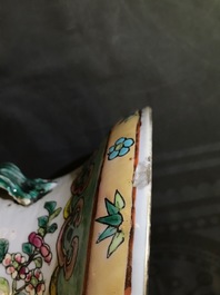 Une paire de vases en porcelaine de Chine famille rose, 19&egrave;me