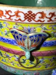 Un br&ucirc;le-parfum tripod en porcelaine de Chine famille rose, marque et &eacute;poque de Daoguang