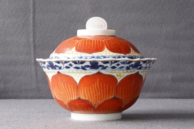 Un bol couvert sur pr&eacute;sentoir en porcelaine de Chine, Qianlong/Jiaqing