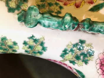 Une paire de vases en porcelaine de Chine famille rose, 19&egrave;me