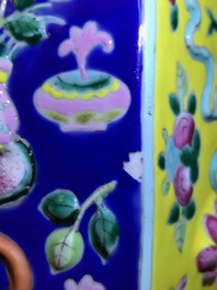 Deux vases en porcelaine de Chine famille rose, 19&egrave;me