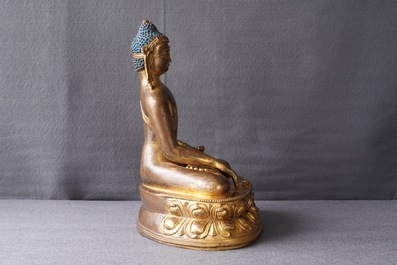 Une figure de Bouddha Shakyamuni en cuivre dor&eacute;, 17/18&egrave;me