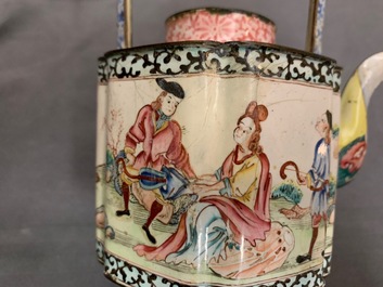 Een Chinese Canton email theepot met Europees decor, Qianlong