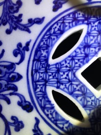 Un tabouret en porcelaine de Chine bleu et blanc aux rinceaux de lotus, Qianlong