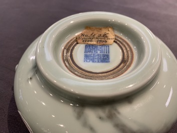 Un br&ucirc;le-parfum en porcelaine de Chine de type faux-marbre, marque de Qianlong, 19/20&egrave;me