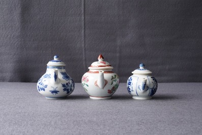 Drie Chinese blauwwitte en famille rose theepotten met deksels, Kangxi en Qianlong