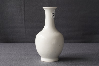 Een Chinese flesvormige blanc de Chine vaas met onderglazuur floraal decor, ca. 1900