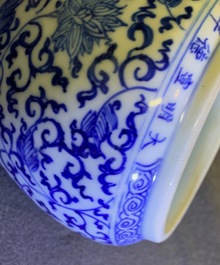 Een Chinees blauwwit vogelvoederbakje met Xuande inscriptie, Kangxi