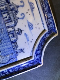 Une plaque en fa&iuml;ence de Delft en bleu et blanc &agrave; sujet maritime, 18&egrave;me