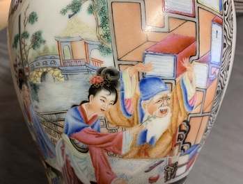 Un vase de forme meiping en porcelaine de Chine famille rose, R&eacute;publique, 20&egrave;me