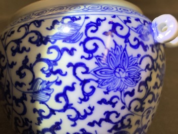 Une mangeoire &agrave; oiseaux en porcelaine de Chine bleu et blanc inscrit Xuande, Kangxi