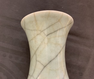 Un vase en porcelaine de Chine c&eacute;ladon et un vase famille verte, 19&egrave;me