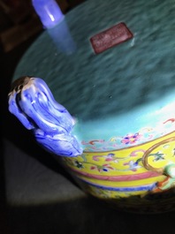 Un br&ucirc;le-parfum tripod en porcelaine de Chine famille rose, marque et &eacute;poque de Daoguang