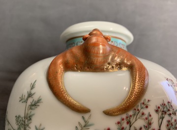 Un vase de forme meiping en porcelaine de Chine famille rose, R&eacute;publique, 20&egrave;me