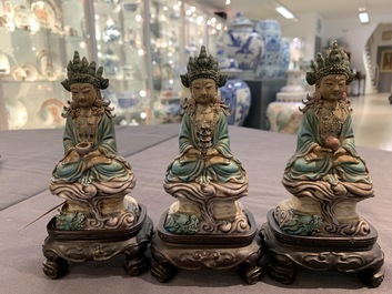 Drie Chinese email op biscuit figuren van Boeddha, 19e eeuw