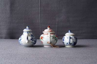 Trois th&eacute;i&egrave;res couvertes en porcelaine de Chine famille rose et bleu et blanc, Kangxi et Qianlong