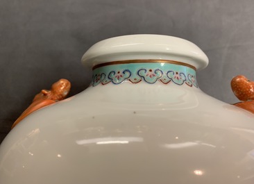 Un vase de forme meiping en porcelaine de Chine famille rose, R&eacute;publique, 20&egrave;me