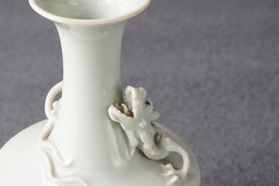 Une paire de vases en porcelaine de Chine de style ru, marque de Yongle, 19&egrave;me