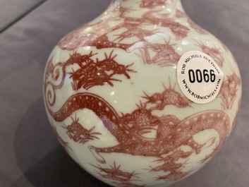 Un vase de forme bouteille en porcelaine de Chine rouge de cuivre aux dragons, 19/20&egrave;me