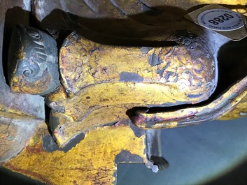 Een grote Chinese vergulde en ingelegd bronzen figuur van Zhenwu op verguld houten basis, Ming