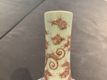 Un vase de forme bouteille en porcelaine de Chine rouge de cuivre aux dragons, 19/20&egrave;me