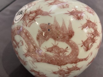 Un vase de forme bouteille en porcelaine de Chine rouge de cuivre aux dragons, 19/20&egrave;me