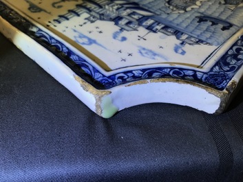 Une plaque en fa&iuml;ence de Delft en bleu et blanc &agrave; sujet maritime, 18&egrave;me