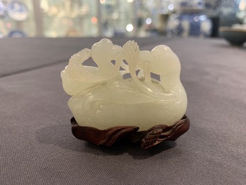 Un groupe en jade sculpt&eacute; figurant deux canards mandarin sur feuille de lotus, 19&egrave;me