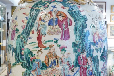 Een grote Chinese famille rose vaas met onsterfelijken, 19e eeuw