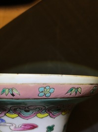 Une paire de vases en porcelaine de Chine famille rose, 19&egrave;me