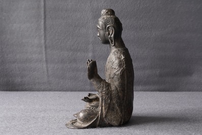 Een Chinese bronzen figuur van Boeddha, Ming