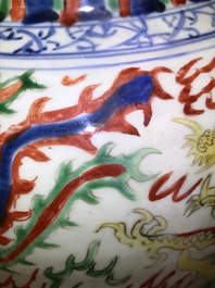 Een paar Chinese wucai vazen met draken en feniksen, Transitie periode