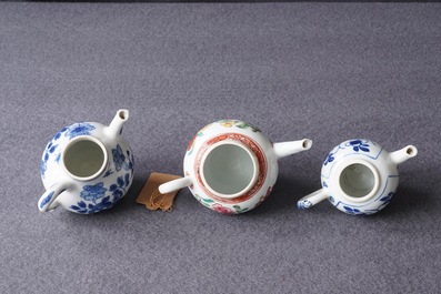 Trois th&eacute;i&egrave;res couvertes en porcelaine de Chine famille rose et bleu et blanc, Kangxi et Qianlong