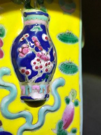 Deux vases en porcelaine de Chine famille rose, 19&egrave;me