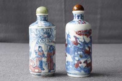 Four various Chinese porcelain and glass snuff bottles, 19/20th C.