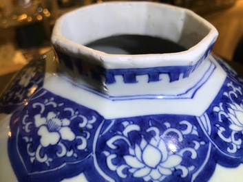 Un vase couvert en porcelaine de Chine bleu et blanc, &eacute;poque Transition