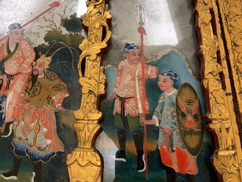 Un mirroir en bois dor&eacute; et peinture sous verre, Chine, 2&egrave;me moiti&eacute; du 18&egrave;me