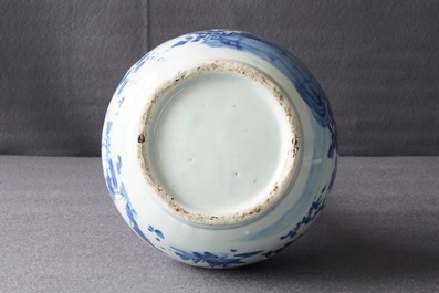 Un grand vase de forme bouteille en porcelaine de Chine bleu et blanc, Wanli