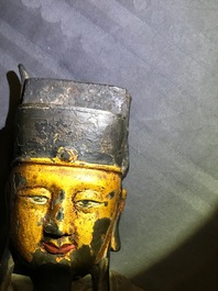 Een grote Chinese vergulde en ingelegd bronzen figuur van Zhenwu op verguld houten basis, Ming