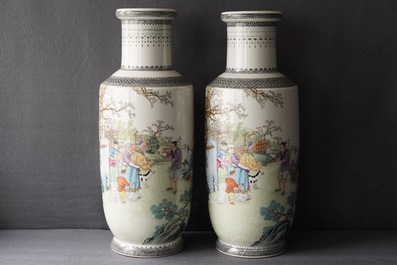 Une paire de vases de forme rouleau en porcelaine de Chine famille rose, R&eacute;publique, 20&egrave;me