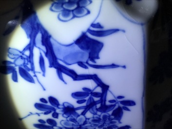 Een Chinese blauwwitte octagonale kom met floraal decor, Kangxi