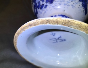 Une paire de vases d'autel en fa&iuml;ence de Delft en bleu et blanc &agrave; d&eacute;cor de chinoiserie, fin du 17&egrave;me
