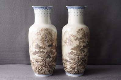 Une paire de vases en porcelaine de Chine &agrave; d&eacute;cor de paysages, sign&eacute;s Zhou Guo Jun, R&eacute;publique, 20&egrave;me