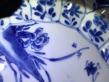 Een Chinese blauwwitte octagonale kom met floraal decor, Kangxi