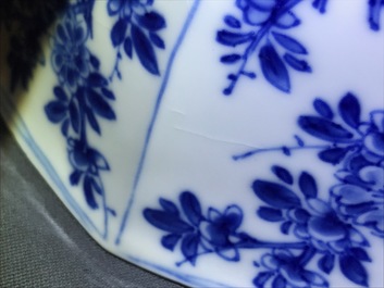 Een Chinese blauwwitte octagonale kom met floraal decor, Kangxi