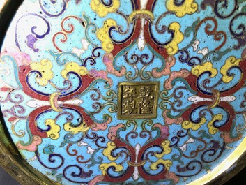 Un vase en &eacute;maux cloisonn&eacute;s, marque de Qianlong, 19/20&egrave;me