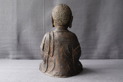 Une figure d'Amithaba Bouddha en bronze aux traces de laque et dorure, Chine, Ming