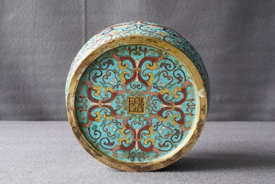 Un vase en &eacute;maux cloisonn&eacute;s, marque de Qianlong, 19/20&egrave;me