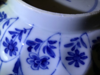 Een Chinese blauwwitte octagonale kom met floraal decor, Kangxi